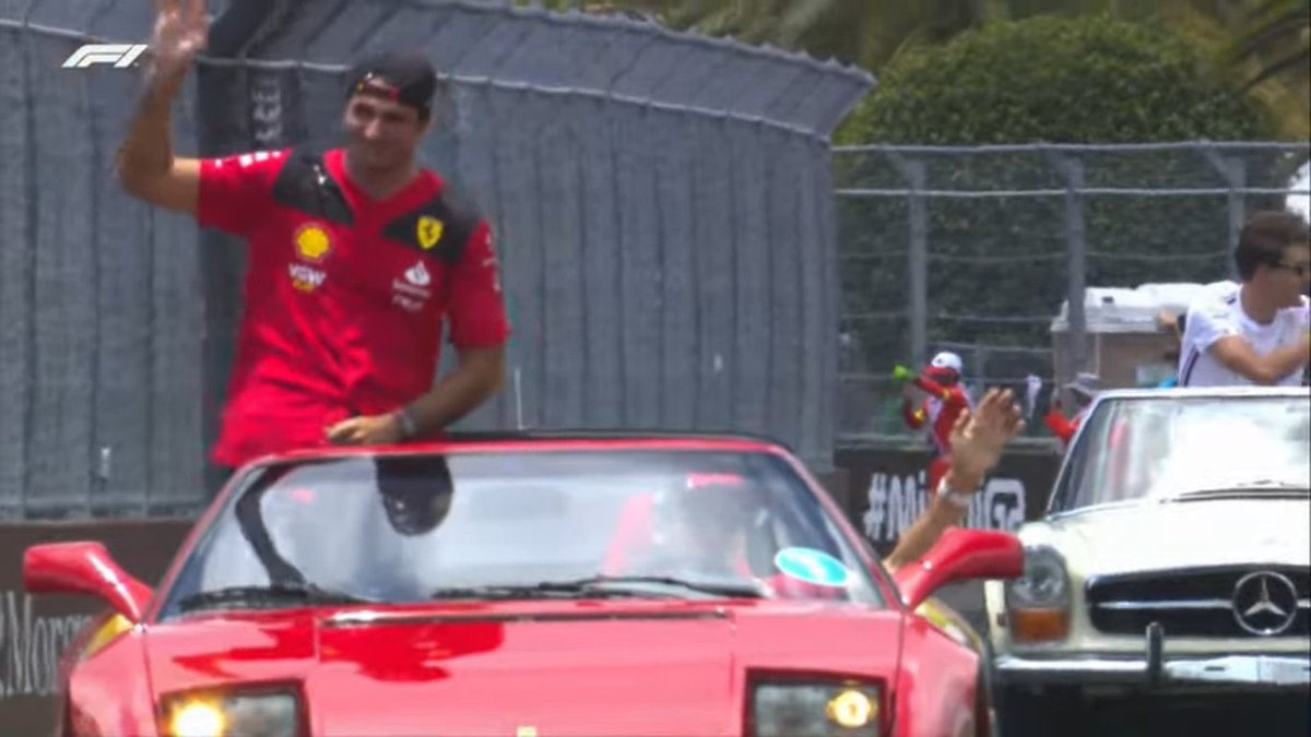 Charles Leclerc was driving the car of Carlos Sainz during the Drivers’ Parade.

😭😂
