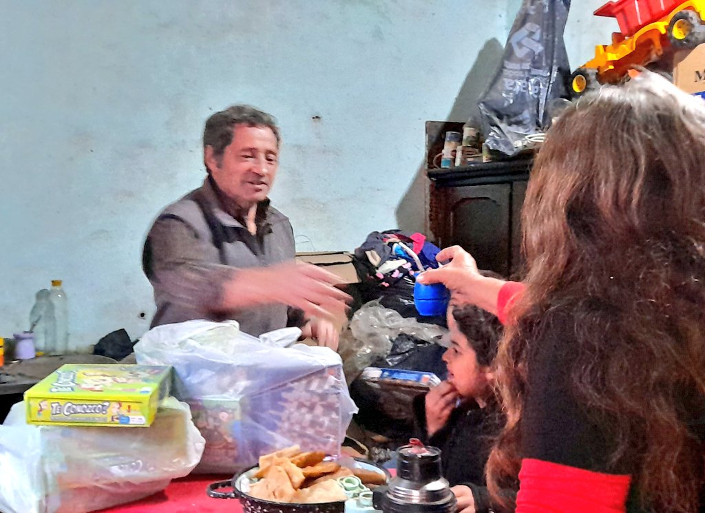 BeronTaxi's tweet photo. #MATEAMOS🧉con Graciela y su familia 👨‍👩‍👦‍👦 además de #Ayudarla entregándole alimentos para todo su grupo familiar, hablamos del Barrio, la Ciudad y de todo un poco.#yoamomiciudad❤️ @JulioGarro https://t.co/pCHpTh93DV