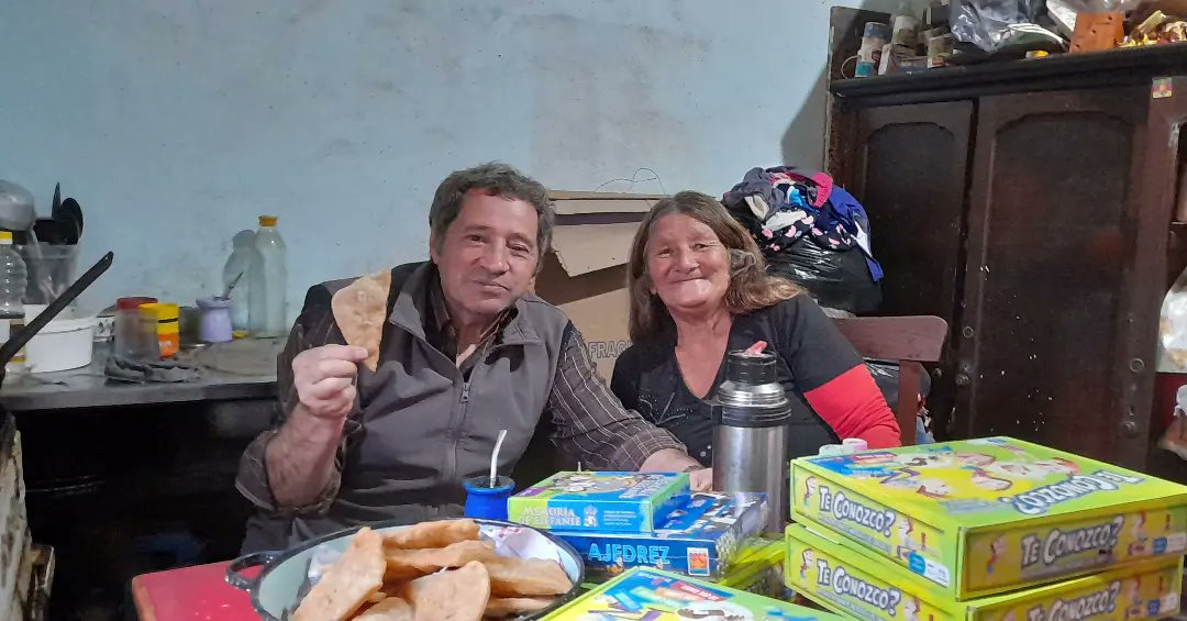 BeronTaxi's tweet photo. #MATEAMOS🧉con Graciela y su familia 👨‍👩‍👦‍👦 además de #Ayudarla entregándole alimentos para todo su grupo familiar, hablamos del Barrio, la Ciudad y de todo un poco.#yoamomiciudad❤️ @JulioGarro https://t.co/pCHpTh93DV