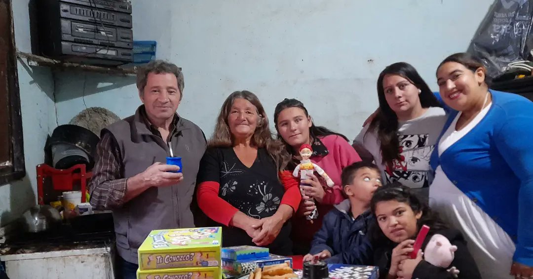 BeronTaxi's tweet photo. #MATEAMOS🧉con Graciela y su familia 👨‍👩‍👦‍👦 además de #Ayudarla entregándole alimentos para todo su grupo familiar, hablamos del Barrio, la Ciudad y de todo un poco.#yoamomiciudad❤️ @JulioGarro https://t.co/pCHpTh93DV