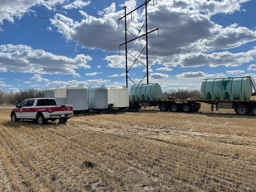 agrocoop_yxe's tweet photo. #plant23 is on and our agronomists are on-site offering expertise to all of our growers. Thanks to @sestory1 and Gary Knaus for capturing these liquid fertilizer pods being filled. https://t.co/MHBvTS6vpe