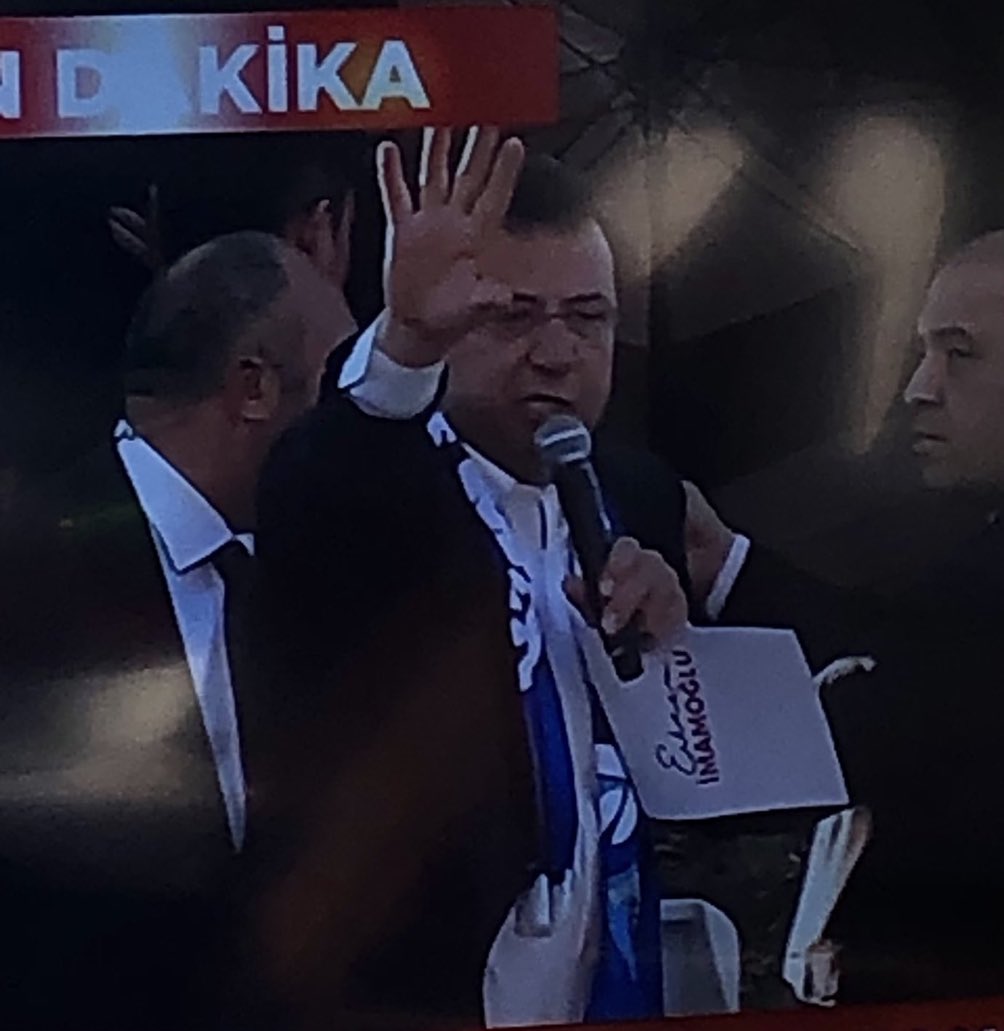 Seninleyiz Ekrem başkanım.!
Ekrem İmamoğluna geçmiş olsun diyenler bir kalp bırakalım mı?💙