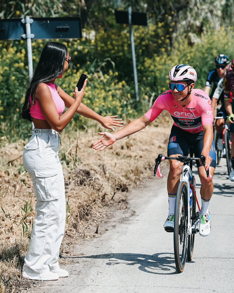 Great and sunny first day in the pink jersey, with a very special guest next to the road 🥰💗🇮🇹

#AmoreInfito ♾️