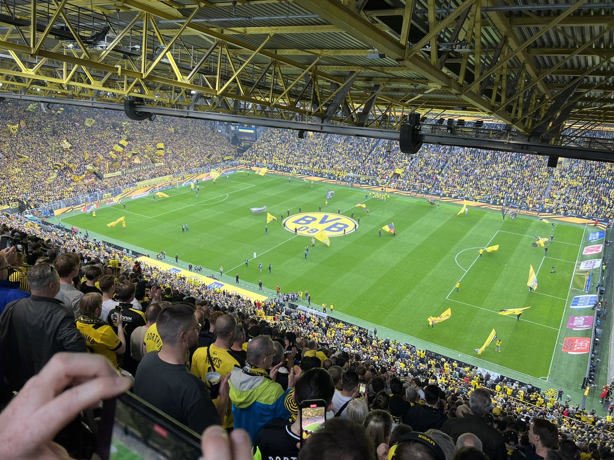 mossie82's tweet photo. What else you gonna do on a Sunday? #bvbwol https://t.co/8Up5ryhgar
