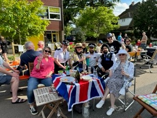 Many thanks for looking after us so well at the Coronation Street Parties in Teddington & Hampton Wick SNT. 👮🌞🥯🥞🥪🍰🍕
#Coronation, #MyLocalMet,#RichmondCoronation 👮🚔🎆🎇