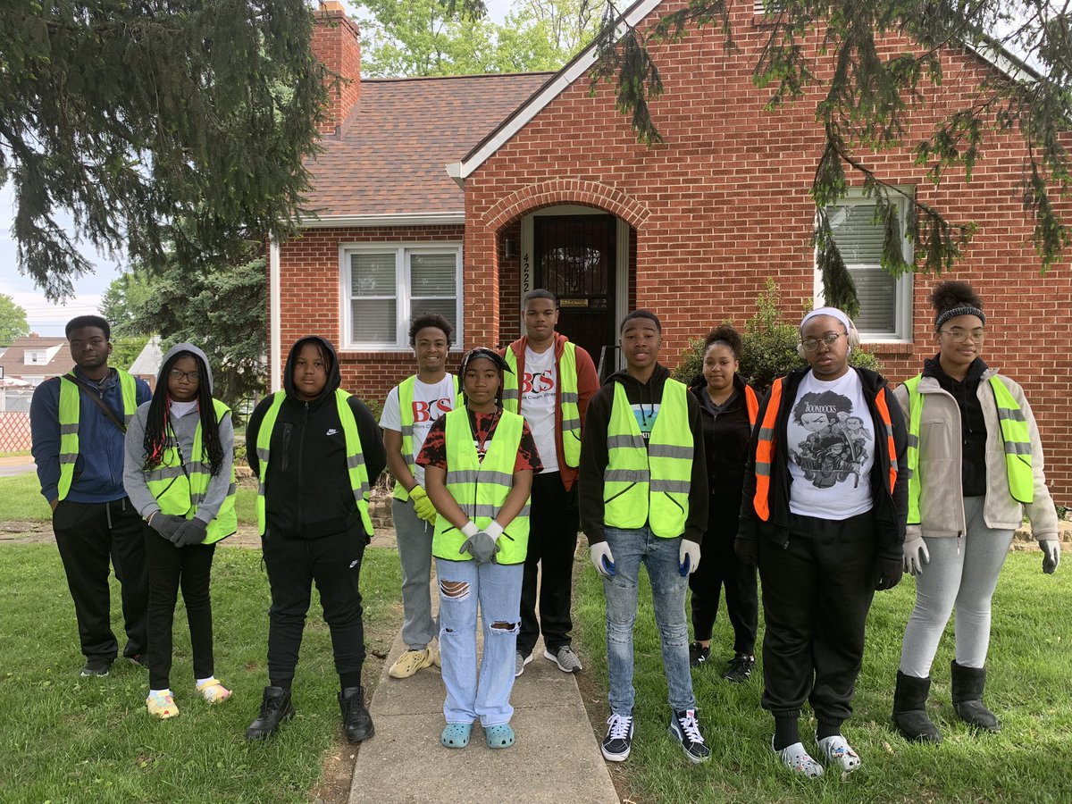 Stinnett_41st's tweet photo. Baltimore Clean Streets….

BCS student-workers and I were out in the community this morning cleaning up various communities in the great Northwest. 

Cleaning up our community, one neighborhood at a time!  

#BaltimoreCleanStreets #WestArlington https://t.co/3sUN9Z7cFx