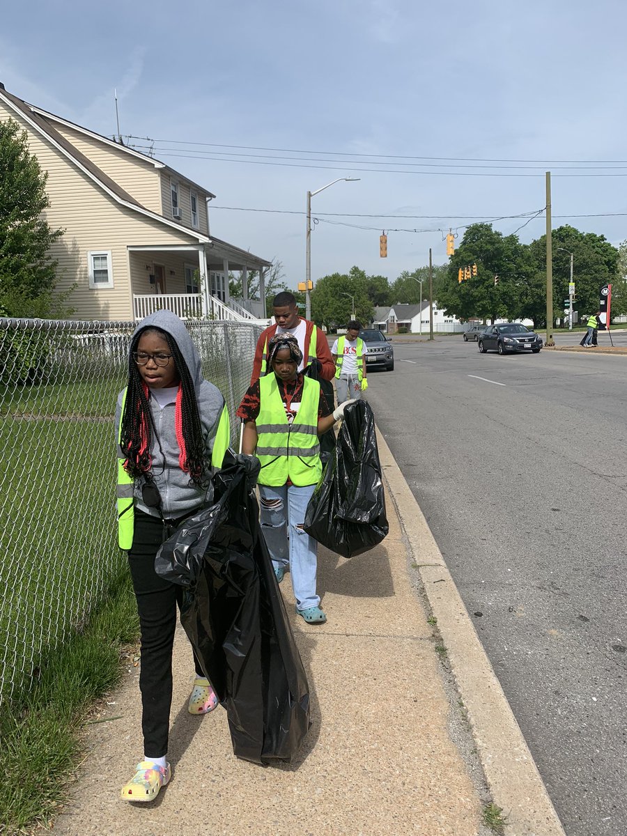 Stinnett_41st's tweet photo. Baltimore Clean Streets….

BCS student-workers and I were out in the community this morning cleaning up various communities in the great Northwest. 

Cleaning up our community, one neighborhood at a time!  

#BaltimoreCleanStreets #WestArlington https://t.co/3sUN9Z7cFx