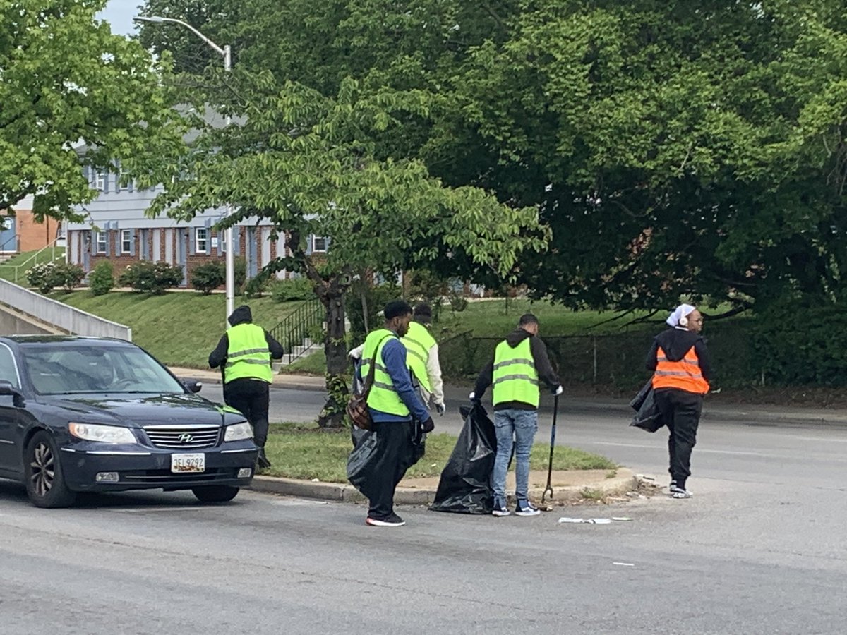 Stinnett_41st's tweet photo. Baltimore Clean Streets….

BCS student-workers and I were out in the community this morning cleaning up various communities in the great Northwest. 

Cleaning up our community, one neighborhood at a time!  

#BaltimoreCleanStreets #WestArlington https://t.co/3sUN9Z7cFx