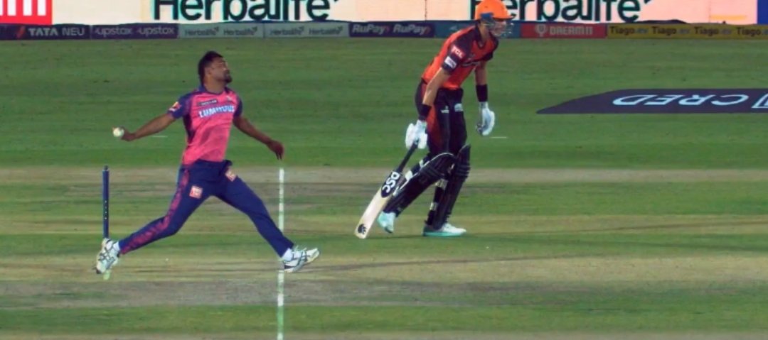 MrNikhilChawla's tweet photo. The batsman got out on last ball! But wait it was a no ball, then a six on the free hit 😂😂😂
Kisi ko kya hi pta chalega ki fixing hui hai 😂
#RRvsSRH https://t.co/3nGax9G5kP