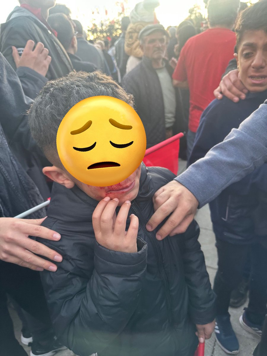 Solda 180 milyon dolar rüşvet alan AKP Erzurum milletvekili Zehra Taşkesenlioğlu'nu gözü gibi koruyan polis, sağdaki çocuğu koruyamadı.