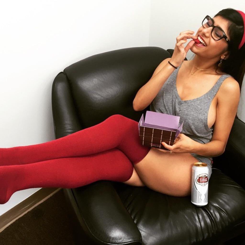 ItzSkTweet's tweet photo. good night 🌇 #miakhalifah #MiaKhalifa #sunnyleonebikini #actressnavel https://t.co/Z9xeHoZogY