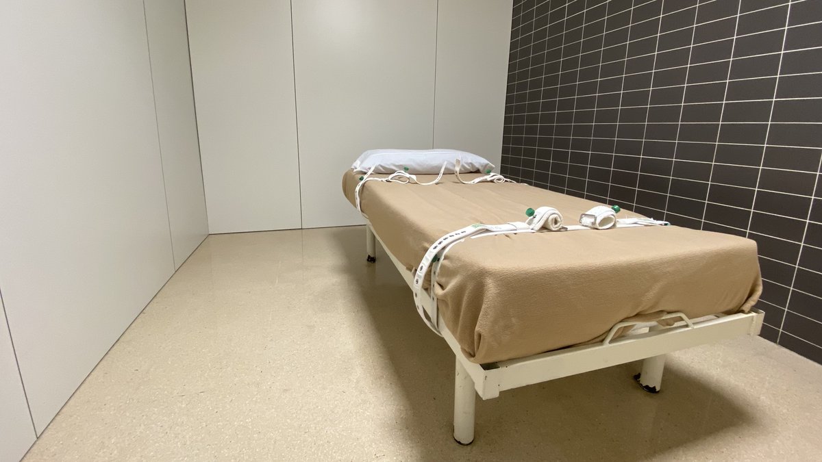 A Catalunya encara es lliga amb corretges al llit a persones amb trastorn mental. I Salut no sap a quants pacients es fa, ni amb quina durada. En crearà un registre a partir de l'any que ve. Al #TNTV3, les controvertides "contencions mecàniques" ccma.cat/324/vaig-estar…