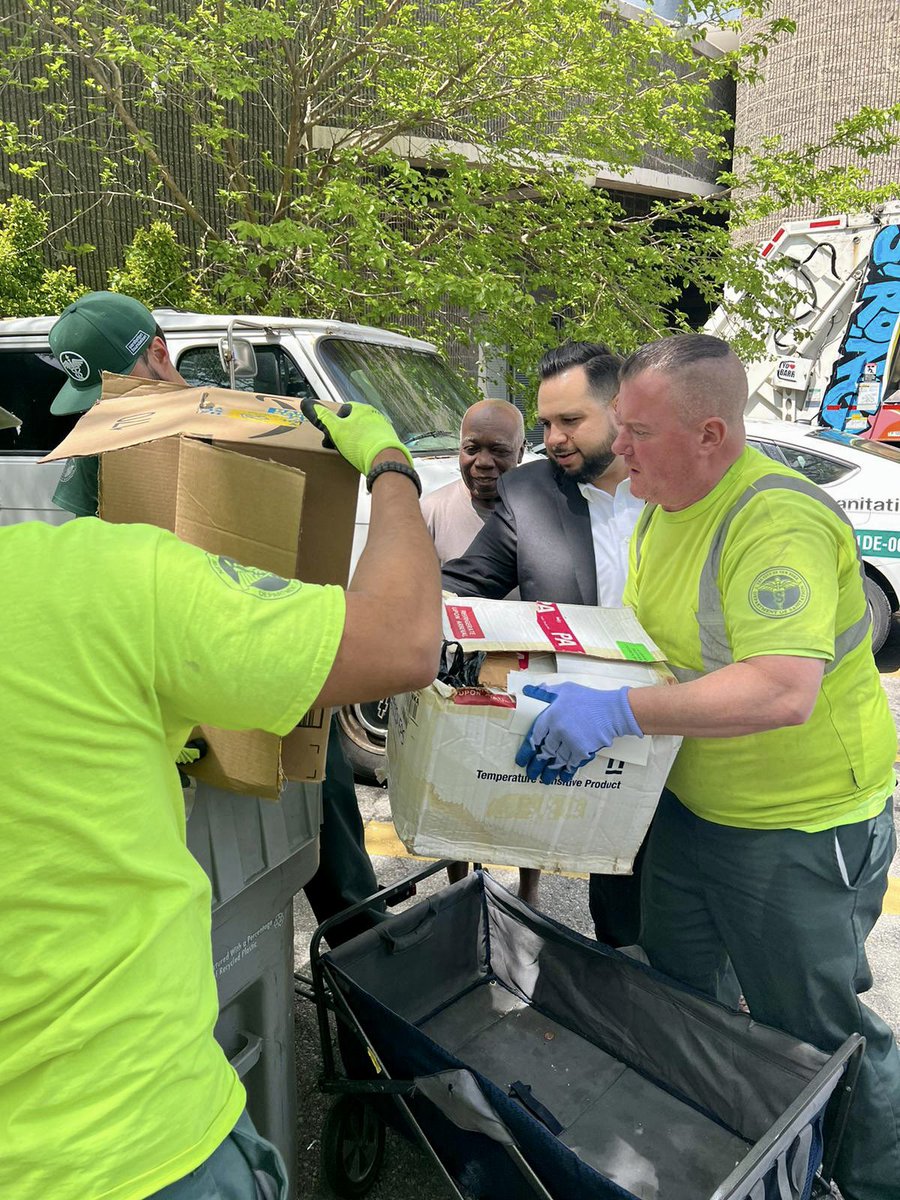 JZforNY's tweet photo. We tore it up!
#TeamJZ & #TeamDinowitz spent a beautiful Sunday morning #inThe80thDistrict at Tracey Towers with @NYCSanitation for a community shredding event for local residents!
Big thank you to all those who came out and joined us! https://t.co/I33ToZz4dN