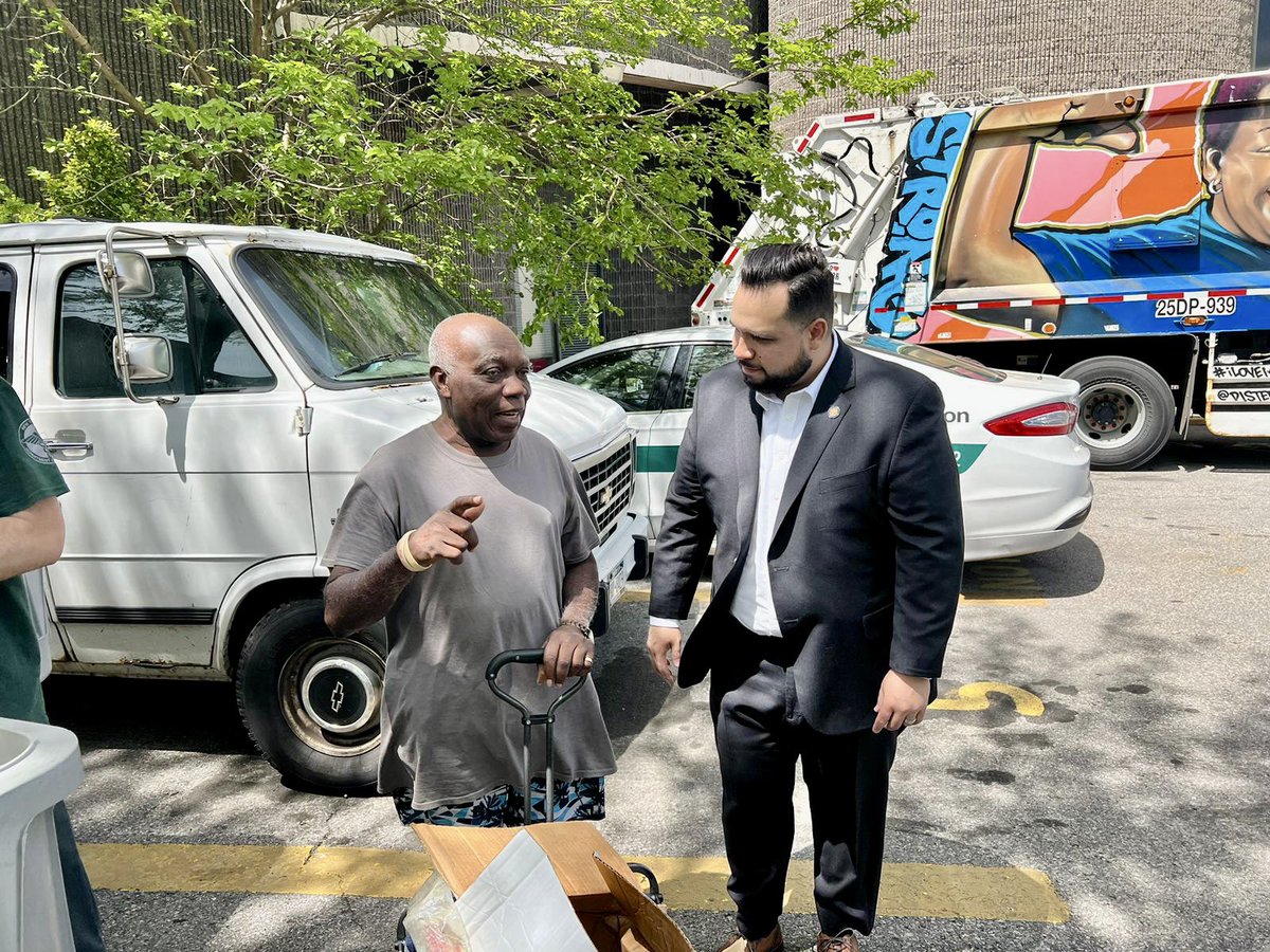 JZforNY's tweet photo. We tore it up!
#TeamJZ & #TeamDinowitz spent a beautiful Sunday morning #inThe80thDistrict at Tracey Towers with @NYCSanitation for a community shredding event for local residents!
Big thank you to all those who came out and joined us! https://t.co/I33ToZz4dN