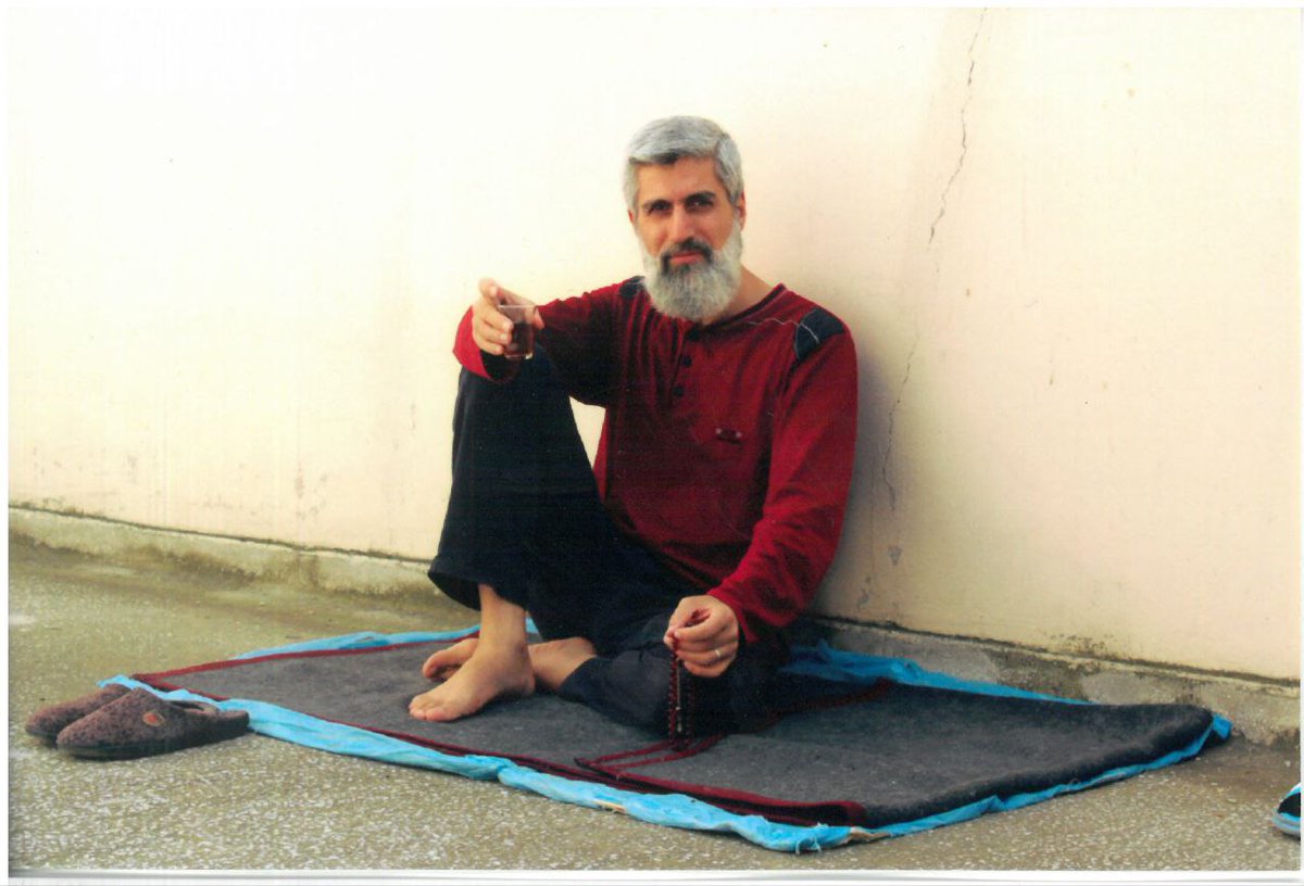 Rabbimin rahmetiyle zindanda o kadar mutluyum ki Cumhurbaşkanı bilseydi sarayını bırakır yanıma gelirdi. Saltanatı terk edip benim yerimde olmak isterdi. Çünkü davam hak, yolum hak, alnım da ak.

AlparslanHoca YalnızDeğildir
#Unutturmayacağız
#Susmayacağız