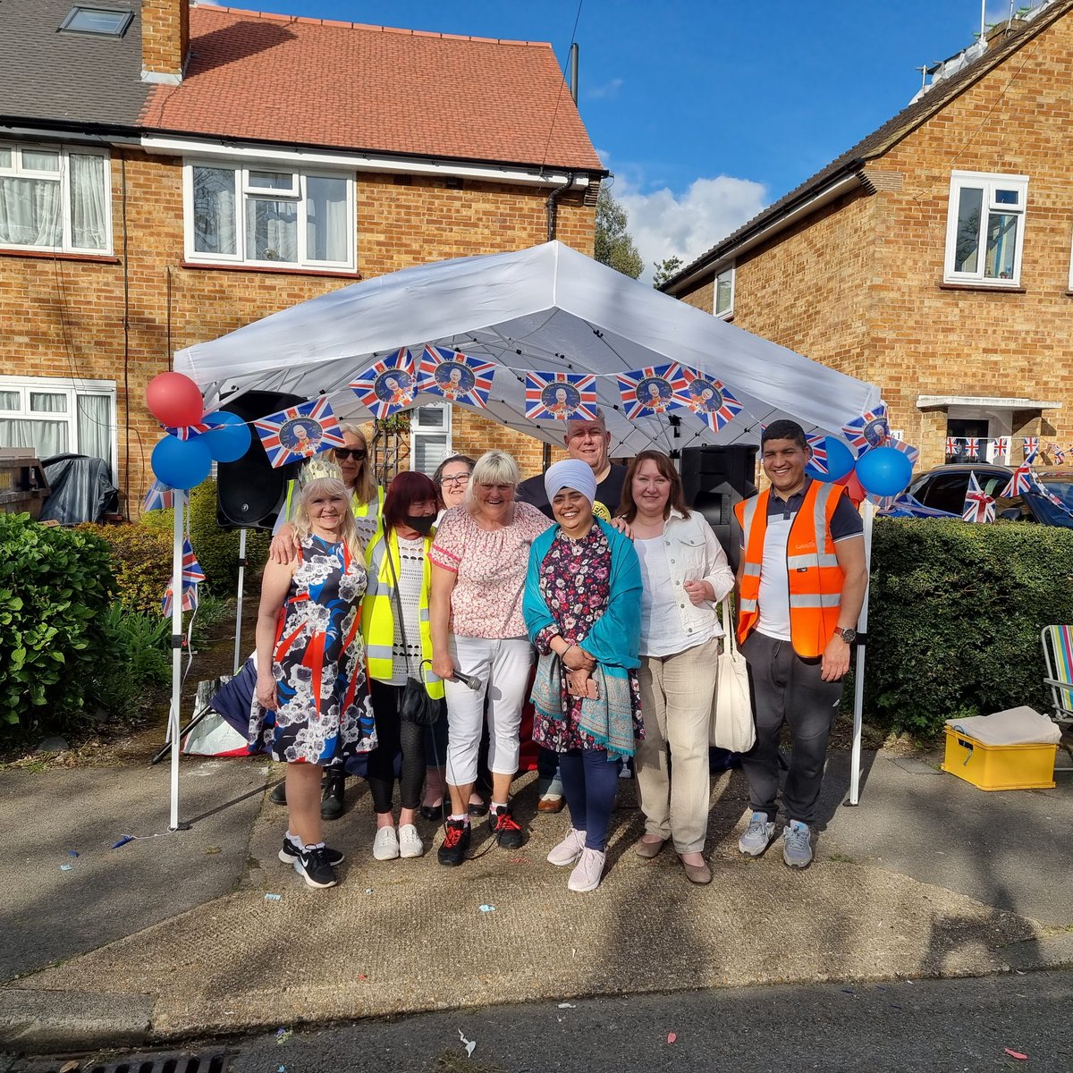 debra_constance's tweet photo. @KingCharles  @WoodEndLabour @ellagarelick another fab street party organised by @traceyhockleykhemiri thx ward councillors for specl appear. gr8t 2 cu https://t.co/iTk8rum2I3