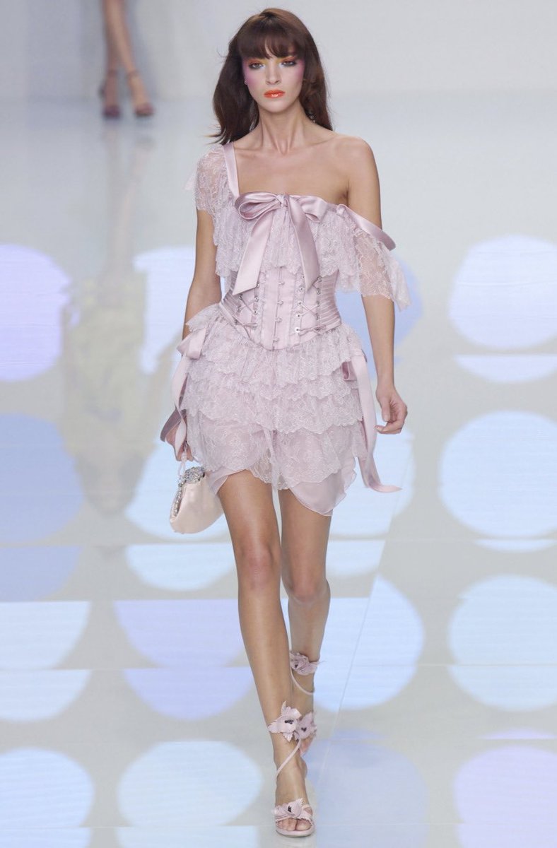 saintdoII's tweet photo. valentino spring-summer 2004 rtw ʚɞ https://t.co/DxPPMGR8XB