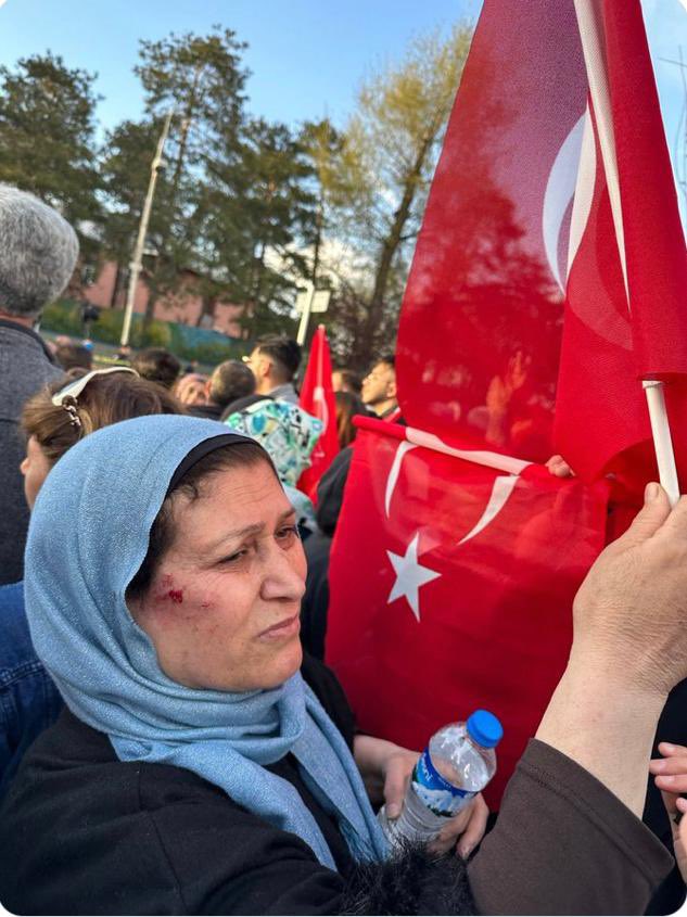 Yanağındaki asil kan, Erzurum'un kadın dadaşları, Nene Hatun'u, Kara Fatma'yı, Onbaşı Nezahat’ı hatırlatıyor, çağdaş Kuvayı Milliye fotoğrafıdır bu 🇹🇷