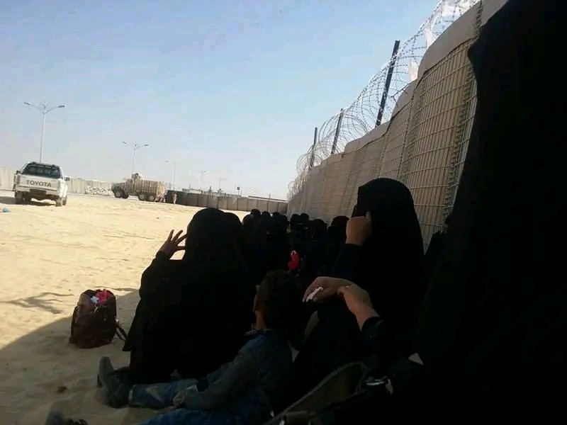 loees_almehdar's tweet photo. رغم كل دوامات الصراع ودوائر الموت المحدقة بنا وعواصف الفناء، رغم شلال الدم وأخبار ال��جازر المرتكبة، ورغم هدير الزمن بصوت جنازير الدبابات الصدئة ،وبرغم كل المصائب والنوائب، الكبرى منها والصغرى،
يبقى لقضية المخفيين قسرياً حقُ عظيم علينا، عليه الا يضيع منا وألا نضيع الطريق إليه. https://t.co/NhCAHwZ9Qo