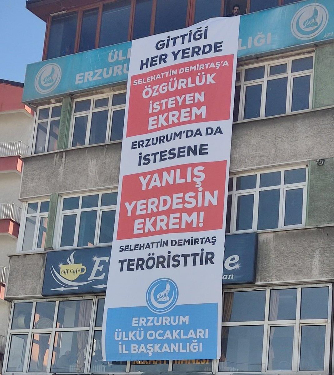 Y*vş*k Erzurum'da da terörist Demirtaş'a özgürlük istesene...
Helal Olsun Erzurum Ülkü Ocakları 🇹🇷👏