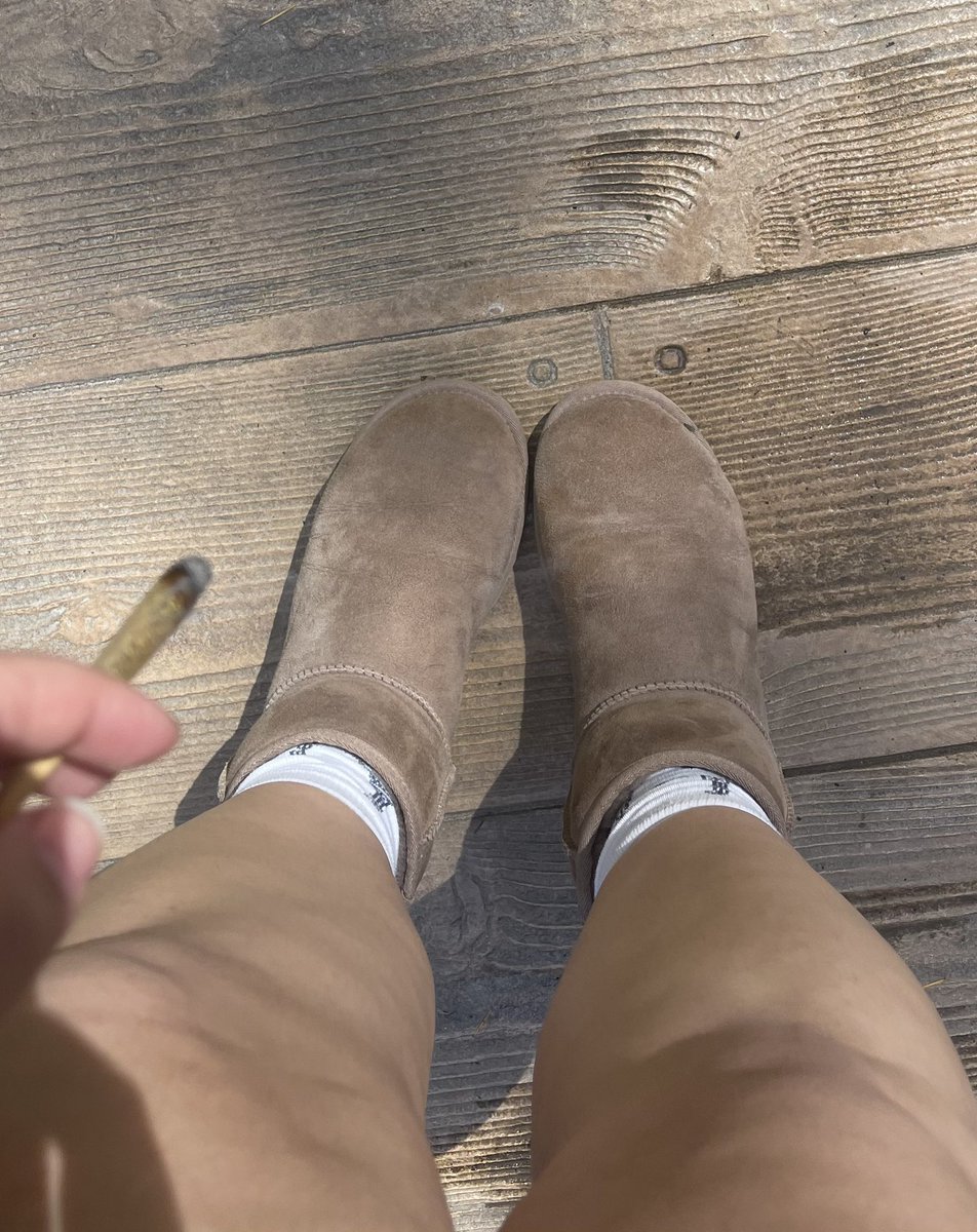 biggbellaa's tweet photo. Uggs = hot sweaty feet 🤤 I know you wanna smell them…. Uuugggggg maybe even taste 👅

feetpics foot content findom femdom https://t.co/EZlnejjv1h