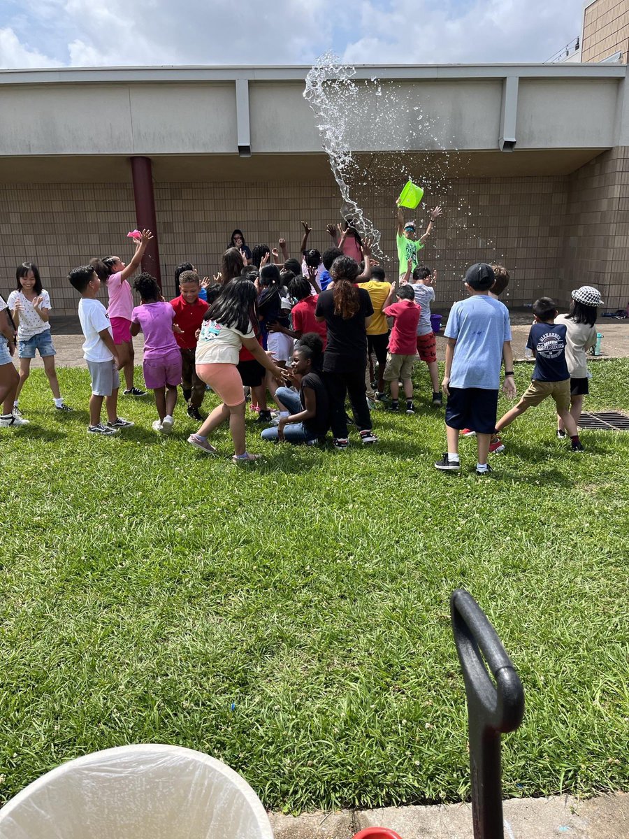 DannyNNguyen's tweet photo. Has a splash at Field Day! Everyone has a great time! 
@TheLeaderinMe way ♥️ https://t.co/So5Chpz2LU
