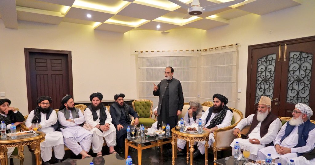 juipakofficial's tweet photo. اسلام آباد:وفاقی وزیر مذہبی امور سینیٹر محمد طلحہ محمود کا افغان وزیر خارجہ امیر خان متقی اور افغان وفد کے اعزاز میں عشائیہ 
امیر جمعیۃ علماء اسلام پاکستان مولانا فضل الرحمٰن، پاکستان میں تعینات سفیر سردار شکیب ، افغانستان میں تعینات پاکستانی سفیرعبید الرحمٰن نظامانی  ودیگر شریک https://t.co/kAPGYqevCn