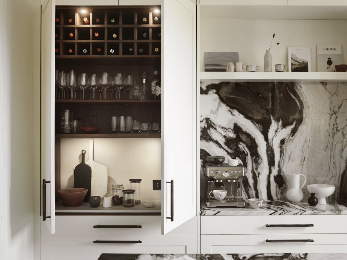 roundhouse_dsgn's tweet photo. The shaker-style Classic cabinetry with antique bronze handles perfectly balances the property’s period features and the artistic natural beauty of the selected stone for the countertops and splashbacks.
#kitchen #kitchendesign #kitchenmaker #kitchendesigner #kitcheninspo https://t.co/5cQY7G9tIE