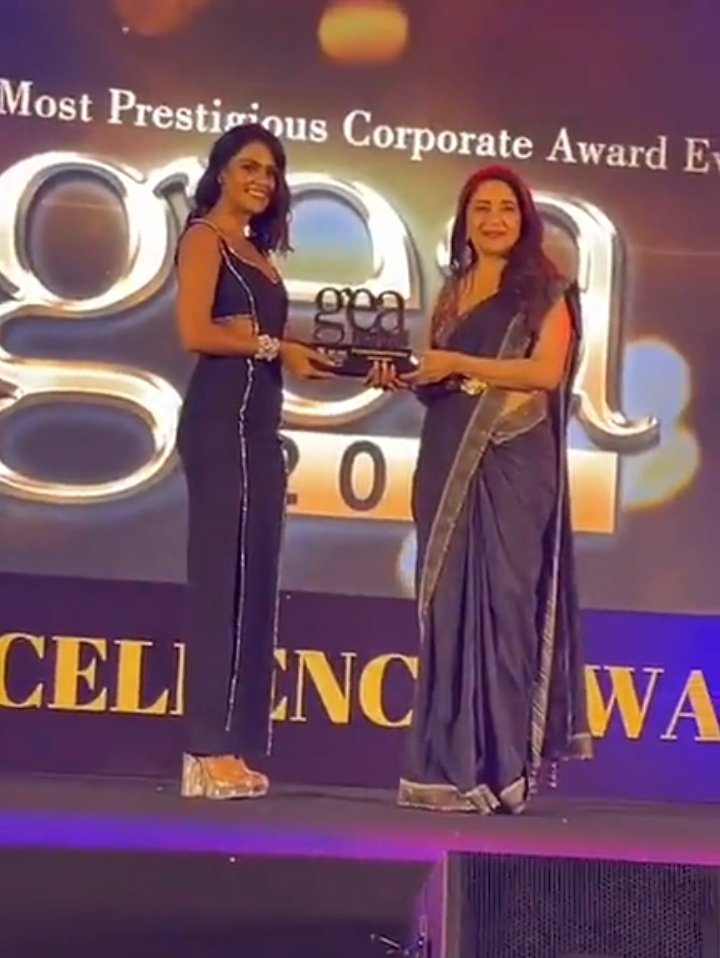 Priyankachaharg's tweet photo. Receiving award by Madhuri Dixit  So proud of my favourite 
PRIYANKA AT GEA2023  
FANS KI FAV PRIYANKA https://t.co/zjxofrAvWr