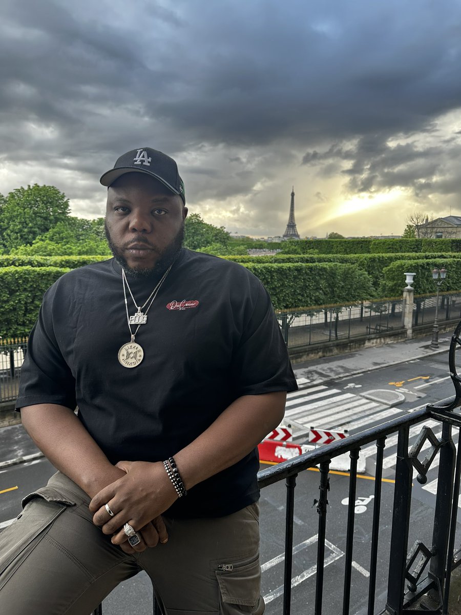 bizzleosikoya's tweet photo. Paris is always a good idea https://t.co/UKfRi0pabE