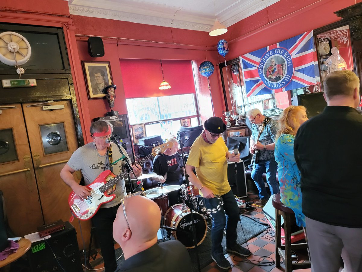 funkster_brown's tweet photo. Hot Banana giving it Laldy ....in the #VictoriaBar #Hamilton https://t.co/lonUUjIXdC