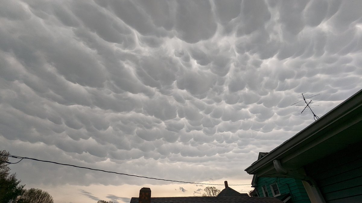 heartaday's tweet photo. Mammatus clouds ahead of the storm. West Liberty 5:20 PM #iawx https://t.co/PY8igMJdVP