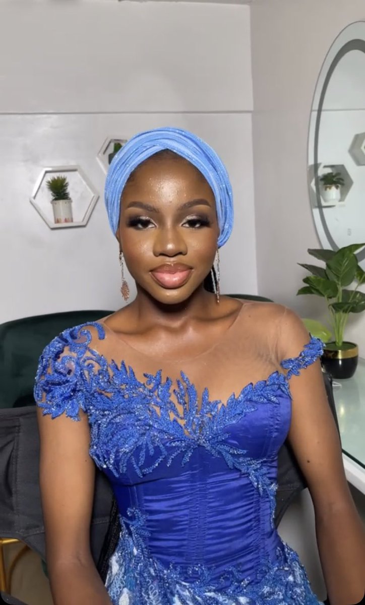 bloomieorchid_'s tweet photo. @theorebadmus_ Alhaja’s wife 🤭💙 https://t.co/duUAVG58x5