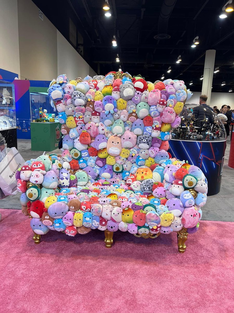 TheRealWazzy's tweet photo. @johnsummit I found this dope ass king chair I thought you’d like to see. This came across my Facebook feed. 😂🙌🏼 https://t.co/63sE7GKlhT