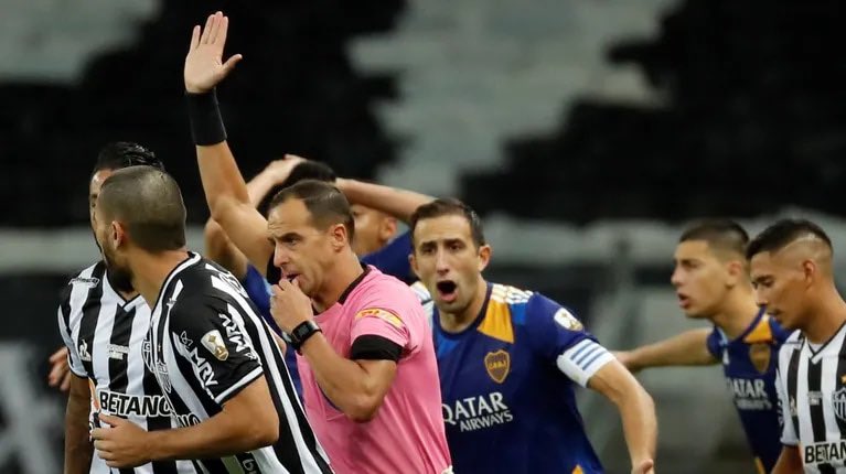 GuidoNewsAR's tweet photo. 🤔¿POR QUÉ BOCA NO ACEPTA PERDER LOS PARTIDOS IMPORTANTES?

❌Disturbios en Copa Libertadores vs Atlético Mineiro.

❌Abandono vs Racing (5 rojas) en el Trofeo de Campeones.

❌Batalla Campal y 3 rojas vs River por la Liga en el superclásico.

¿A qué se debe? https://t.co/5WZoTaB6Ef