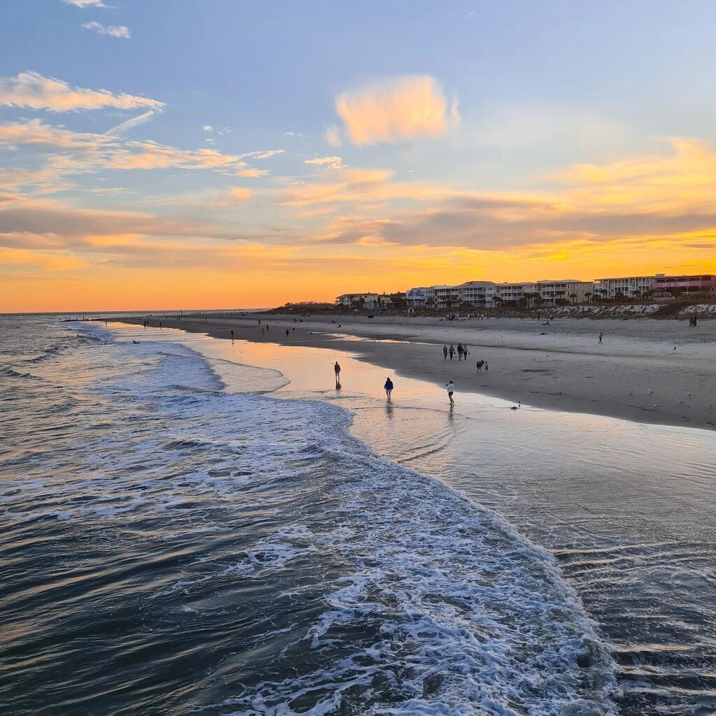 Golden hour on Tybee Island. 🌅 #VisitTybee [📸 <a href="/jeliza/">jeimy carolina</a>.vetka]
.
.
.
#VisitSavannah #savannah #savannahga #savannahgeorgia #historicsavannah #downtownsavannah #exploregeorgia #travelforward #NTTW23 instagr.am/p/Cr9XHSMthbf/
