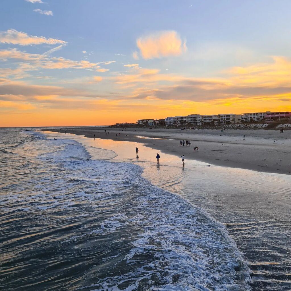 Golden hour on Tybee Island. 🌅 #VisitTybee [📸 @jeliza.vetka] . . . #VisitSavannah #savannah #savannahga #savannahgeorgia #historicsavannah #downtownsavannah #exploregeorgia #travelforward #NTTW23 instagr.am/p/Cr9XHSMthbf/