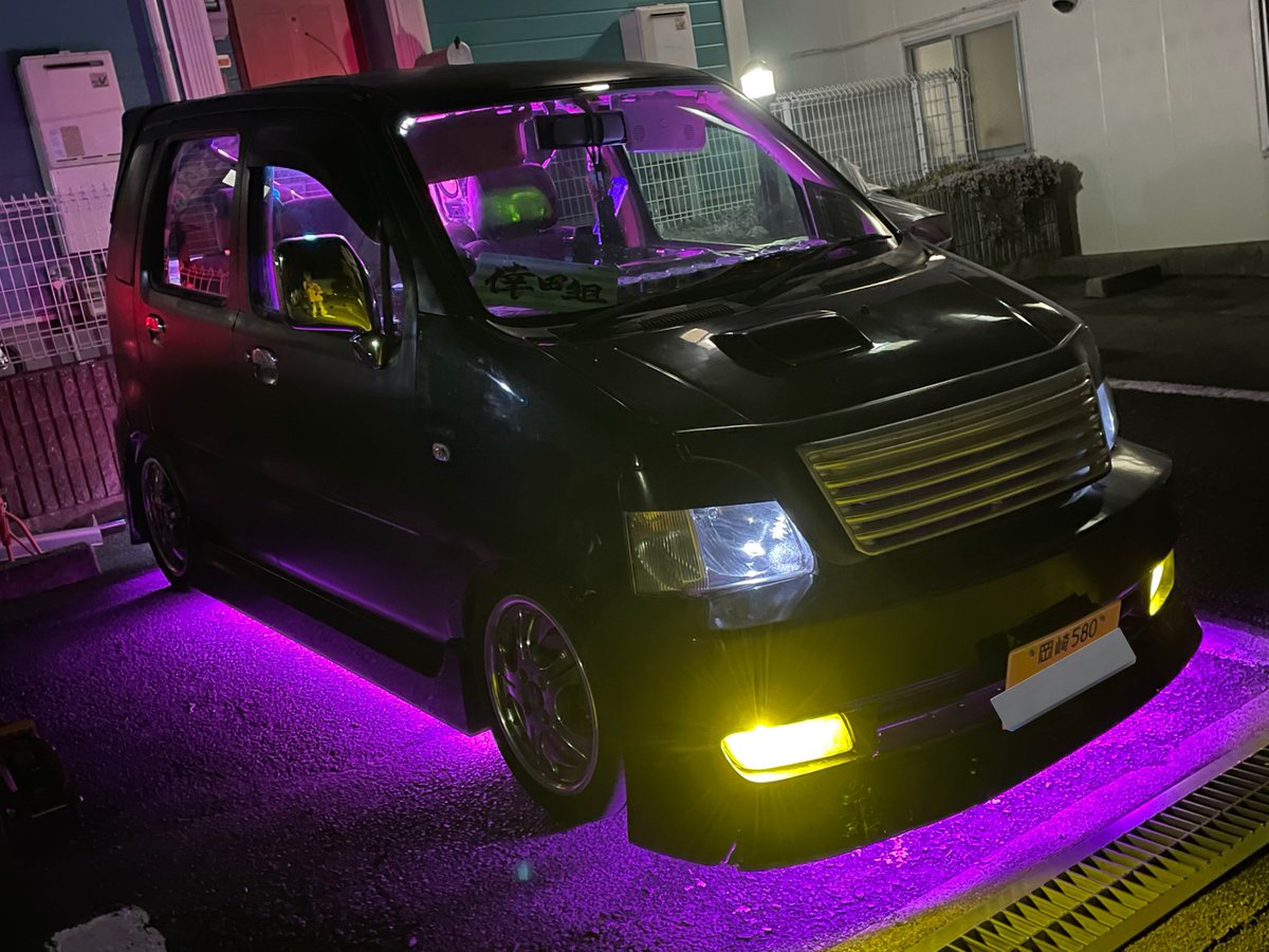 anolove_749's tweet photo. 令和5年になっても
平成14年式のワゴンRに乗ってます🤣

当時の ネオン管 ストロボ 張り出しエアロが流行った時代が好きで 
日々 頑張ってます😁✌️

よろしくお願いします✨✨

#ヴォルサージュ 
#ネオン管 
#ストロボ 
#倖田組 https://t.co/pUlvkHaJmn