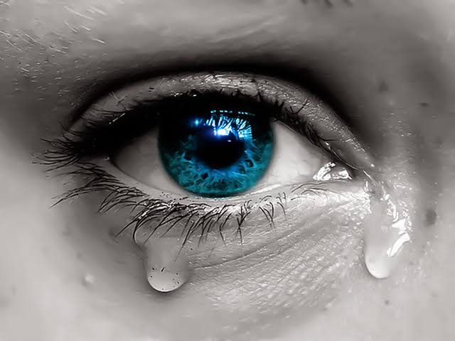 Por que você não olha para mim? Por que você não me dá uma chance? Sei que poderia te fazer muito feliz, mas fico triste por não ter nenhuma oportunidade de mostrar meu amor.