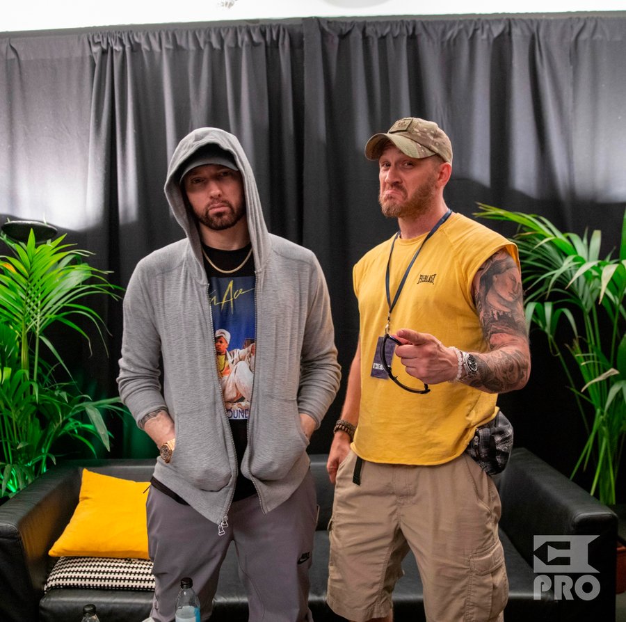 Daha önce hiç görülmemiş: 📸 @Eminem ve Tom Hardy'nin 2018'de Londra'daki bir Eminem canlı şovunda çekilmiş fotoğrafı.

 Kredi bilgileri: @Eminem_Pro