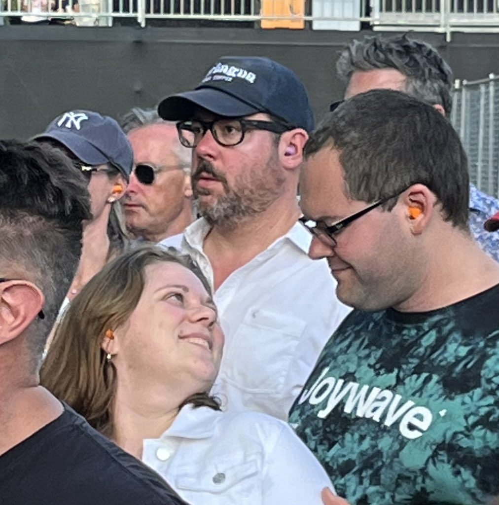 jen14221's tweet photo. Why is this fucking guy here. https://t.co/rqkjgtCx4u