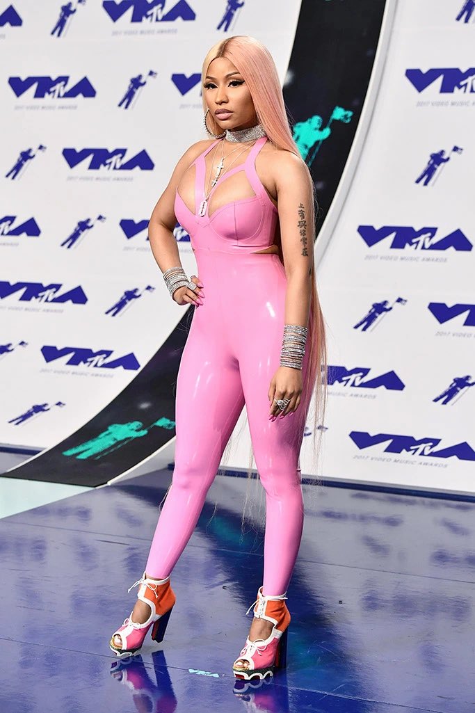 MINAJDONATELLA's tweet photo. The way this outfit gagged everyone in those days 😭 Literally to this day, every site uses photos of Nicki in this outfit for articles 
SO ICONIC #IcOnika @NICKIMINAJ 
#OnikaWinsAgain https://t.co/sH9S0mjkPT