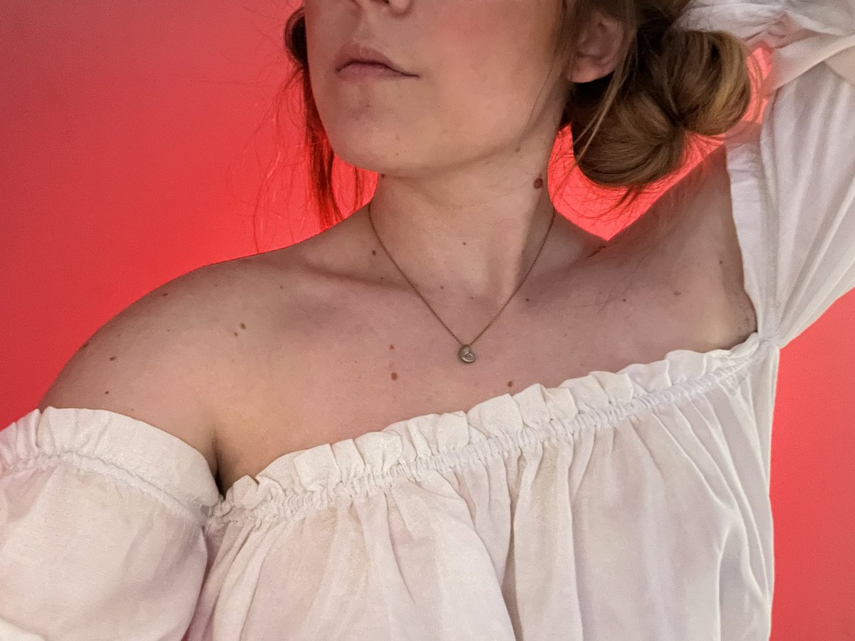 kaenobii's tweet photo. Quick Leia closet cosplay for May the 4th! 

Though there’s more 🌶️🌶️ if you click the link in my bio. 

#StarWars #leiacosplay #May4thBeWithYou https://t.co/Tra3ebtFAQ