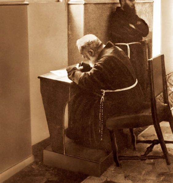 manodooceu's tweet photo. (Aos devotos, uma carta)
Medo santo? Isso existe? Medo e amor levam ao céu? São Padre Pio responde (segue o fio, digo, a carta) https://t.co/po8afYkzJs