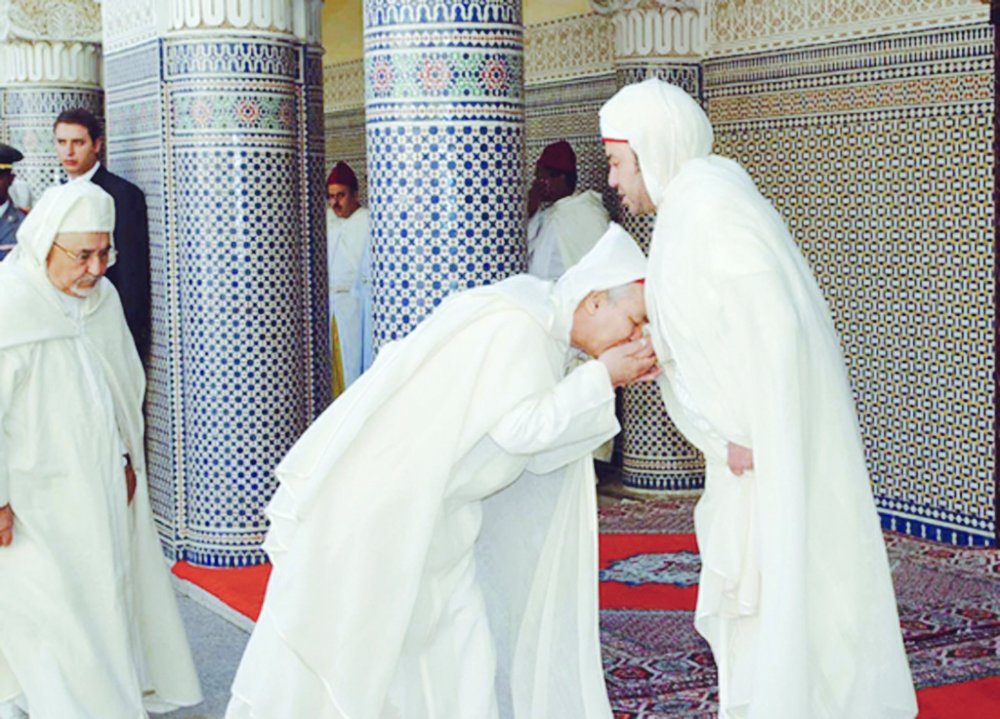 مراسيم بيعة ثرات وتقاليد ملكية .. تقبيل يد الملك إحترام وولاء وتقدير وحب.. أمور صعب يفهمها من أشحاص خرجت دولتهم للوجود في ستينات القرن الماضي.. صعب يفهمها فقراء التاريخ والهوية .. العالم شاهد مراسيم البيعة للملك تشارلز الثالث فأصبح ملك المؤمنين الانجليز وكان حدثا دينيا مهيبا2️⃣⤵️