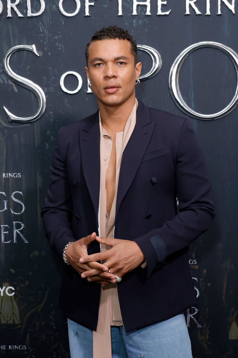 ismaelsource's tweet image. Classic Ismael pose at the FYC Event for #PrimeVideo's "The Lord of the Rings: #TheRingsofPower"