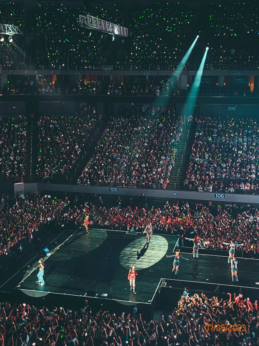 jamillepritz's tweet photo. R to V in Manila in film ✨ the best concert crowd - everyone was singing and vibing to all songs! 🫶🏻
#RtoVinMNL #RtoVinMANILA https://t.co/Zn59gHZnrM