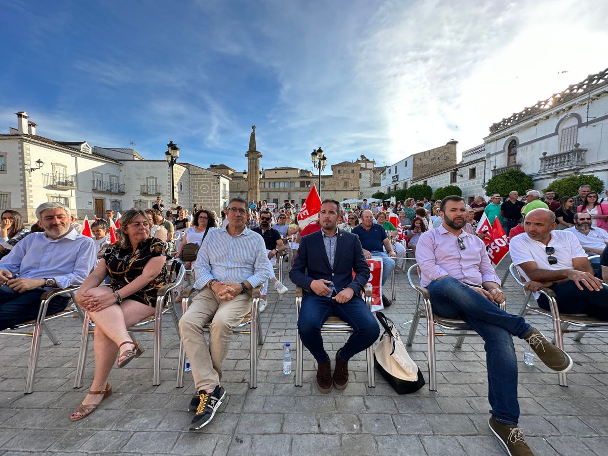 patxilopez's tweet photo. En la presentación de las candidaturas de la Comarca Sierra de Montánchez junto a @BlancaMartinDel, @Lsalaya y @RafaRubioM, candidato a la alcaldía de Valdefuentes.

Los vecinos necesitan gobiernos socialistas que se preocupen por mejorar sus municipios.

#DefiendeLoQuePiensas https://t.co/pT8xiiIbOW