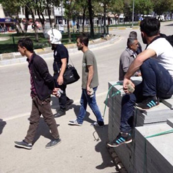 HazretiGauss's tweet photo. @trthabercanli Polisimiz ve taş atan orospu çocukları https://t.co/r5C9ZScdzw