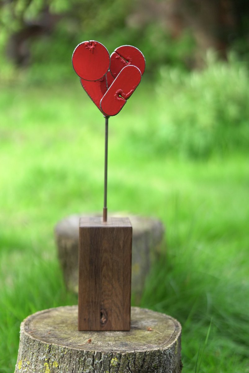 Naast de messen die ik smeed, wil ik ook nog wel eens wat anders maken en het liefste van scrap. Dit heb ik gemaakt met de gedachte “ookal zie je het niet meteen, er is liefde” Alles gemaakt van restmateriaal, met liefde.